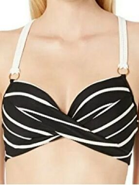Robin Piccone Ava D-Cup Twist Bikini Top. Size: Large
